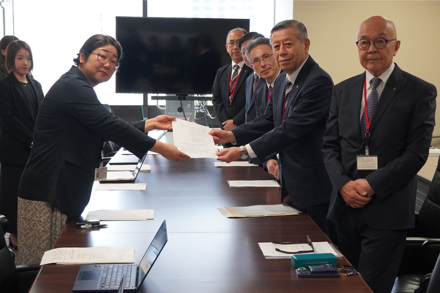 病院8団体、厚労相に要望書を手交　損税解消と医療提供体制の再構築求める