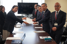 病院8団体、厚労相に要望書を手交　損税解消と医療提供体制の再構築求める